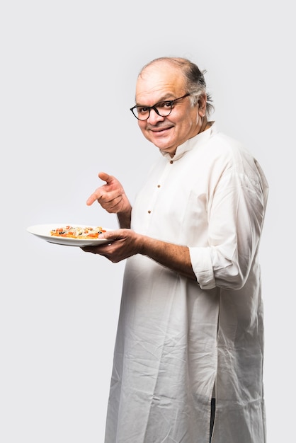 Uśmiechnięty kucharz trzyma talerz